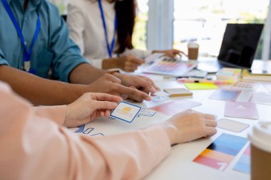 ux, ui, web ve mobil uygulama tasarımcıları, kullanıcılar için kolay ve keyifli hale getirmek için renk şemaları ve planlar da dahil olmak üzere tasarladıkları web sitesi veya uygulamanın görünüm ve hissini tartışıyor