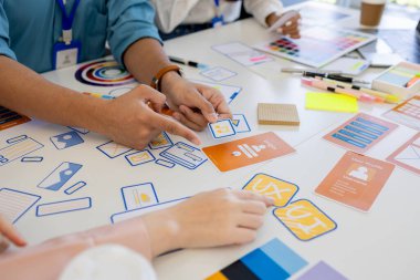 ux, ui, web ve mobil uygulama tasarımcıları, kullanıcılar için kolay ve keyifli hale getirmek için renk şemaları ve planlar da dahil olmak üzere tasarladıkları web sitesi veya uygulamanın görünüm ve hissini tartışıyor