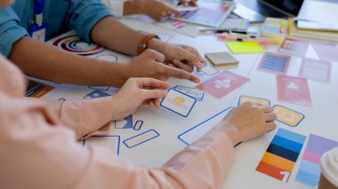 ux, ui, web ve mobil uygulama tasarımcıları, kullanıcılar için kolay ve keyifli hale getirmek için renk şemaları ve planlar da dahil olmak üzere tasarladıkları web sitesi veya uygulamanın görünüm ve hissini tartışıyor