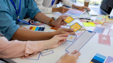 ux, ui, web ve mobil uygulama tasarımcıları, kullanıcılar için kolay ve keyifli hale getirmek için renk şemaları ve planlar da dahil olmak üzere tasarladıkları web sitesi veya uygulamanın görünüm ve hissini tartışıyor