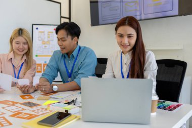 ux, ui, web ve mobil uygulama tasarımcıları, kullanıcılar için kolay ve keyifli hale getirmek için renk şemaları ve planlar da dahil olmak üzere tasarladıkları web sitesi veya uygulamanın görünüm ve hissini tartışıyor