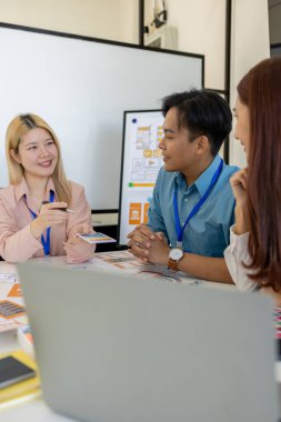 ux, ui, mobil uygulama web tasarımcıları müşterilerin görebileceği ve rahat hissedecekleri bir görsel ekran tasarlamak için beyin fırtınası yapıyorlar. Bu yüzden renk tonları ve düzenleri dikkatlice seçilmelidir.