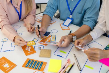 ux, ui, mobil uygulama web tasarımcıları müşterilerin görebileceği ve rahat hissedecekleri bir görsel ekran tasarlamak için beyin fırtınası yapıyorlar. Bu yüzden renk tonları ve düzenleri dikkatlice seçilmelidir.