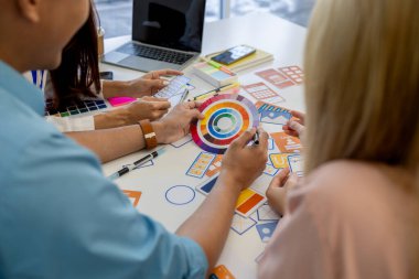 ux, ui, mobil uygulama web tasarımcıları müşterilerin görebileceği ve rahat hissedecekleri bir görsel ekran tasarlamak için beyin fırtınası yapıyorlar. Bu yüzden renk tonları ve düzenleri dikkatlice seçilmelidir.