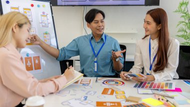 ux, ui, mobil uygulama web tasarımcıları müşterilerin görebileceği ve rahat hissedecekleri bir görsel ekran tasarlamak için beyin fırtınası yapıyorlar. Bu yüzden renk tonları ve düzenleri dikkatlice seçilmelidir.