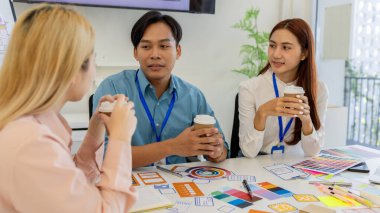 ux, ui, mobil uygulama web tasarımcıları müşterilerin görebileceği ve rahat hissedecekleri bir görsel ekran tasarlamak için beyin fırtınası yapıyorlar. Bu yüzden renk tonları ve düzenleri dikkatlice seçilmelidir.