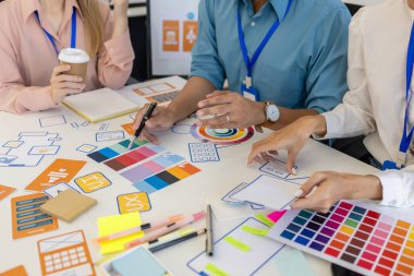 ux, ui, mobil uygulama web tasarımcıları müşterilerin görebileceği ve rahat hissedecekleri bir görsel ekran tasarlamak için beyin fırtınası yapıyorlar. Bu yüzden renk tonları ve düzenleri dikkatlice seçilmelidir.