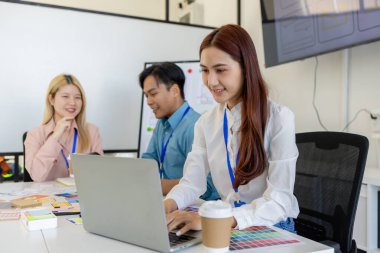 ux, ui, mobil uygulama web tasarımcıları müşterilerin görebileceği ve rahat hissedecekleri bir görsel ekran tasarlamak için beyin fırtınası yapıyorlar. Bu yüzden renk tonları ve düzenleri dikkatlice seçilmelidir.