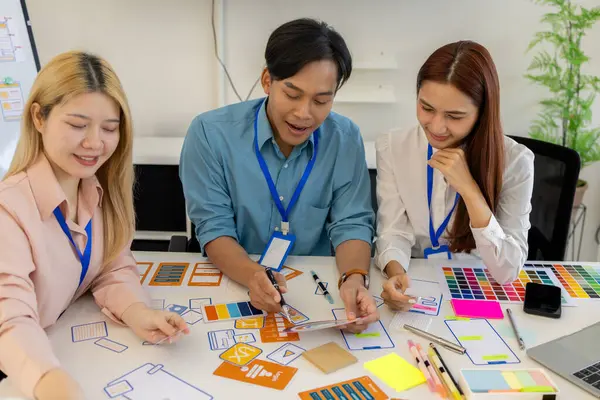 ux, ui, mobil uygulama web tasarımcıları müşterilerin görebileceği ve rahat hissedecekleri bir görsel ekran tasarlamak için beyin fırtınası yapıyorlar. Bu yüzden renk tonları ve düzenleri dikkatlice seçilmelidir.