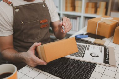 Packer, bir nakliye şirketinde bir odada çalışıyor. Girişimci, internette küçük eşyalar satan küçük bir işletme sahibi. Bir işadamı, nakliye şirketinde, paketinde, ürününde çalışıyor.