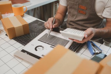 Packer, bir nakliye şirketinde bir odada çalışıyor. Girişimci, internette küçük eşyalar satan küçük bir işletme sahibi. Bir işadamı, nakliye şirketinde, paketinde, ürününde çalışıyor.