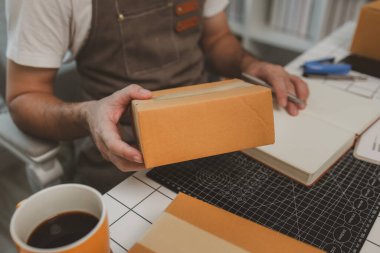 Packer, bir nakliye şirketinde bir odada çalışıyor. Girişimci, internette küçük eşyalar satan küçük bir işletme sahibi. Bir işadamı, nakliye şirketinde, paketinde, ürününde çalışıyor.