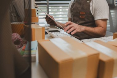 Girişimcinin kendi küçük internet şirketi vardır, işletme sahibi paketi müşteriye teslim etmeden önce kontrol eder, paket, ürün, küçük işletme, e-ticaret