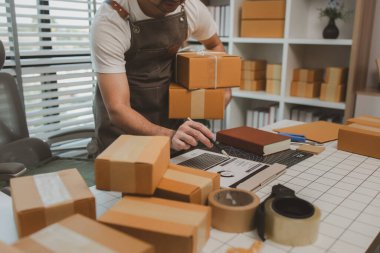 Girişimcinin kendi küçük internet şirketi vardır, işletme sahibi paketi müşteriye teslim etmeden önce kontrol eder, paket, ürün, küçük işletme, e-ticaret