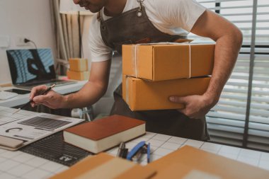 Girişimcinin kendi küçük internet şirketi vardır, işletme sahibi paketi müşteriye teslim etmeden önce kontrol eder, paket, ürün, küçük işletme, e-ticaret