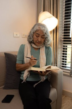 Bir anne emeklilik yıllarını evinde rahatça geçirir, bir büyükanne boş zamanlarını oturma odasında çeşitli aktiviteler yaparak geçirir.