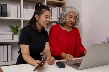 Anne ve kız boş zamanlarını evde geçiriyorlar, kız hafta sonunu anne ve kızı arasındaki sevgi dolu bir aileyi ziyaret ederek geçiriyor.