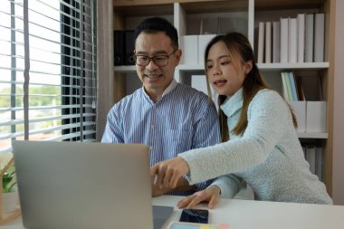 Baba ve kız boş zamanlarını evde geçiriyorlar, kız hafta sonunu yaşlı babasını ziyaret ederek geçiriyor, baba ve kız arasında sevgi dolu bir aile.