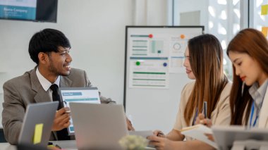 Pazarlama ve muhasebe bölümleri ile iş adamları arasındaki atmosfer, şirketin sorunlarına, finans, finans ve iş adamlarına çözüm bulmak için bir araya geliyorlar.