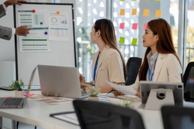 Pazarlama ve muhasebe bölümleri ile iş adamları arasındaki atmosfer, şirketin sorunlarına, finans, finans ve iş adamlarına çözüm bulmak için bir araya geliyorlar.