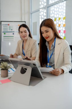 Pazarlama ve muhasebe bölümleri ile iş adamları arasındaki atmosfer, şirketin sorunlarına, finans, finans ve iş adamlarına çözüm bulmak için bir araya geliyorlar.