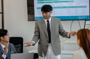 Girişimciler, şirketin çeşitli bölümlerinde, pazarlama, finans ve muhasebe departmanlarında beyin fırtınası yapmak ve sorunları çözmek için bir toplantı yapıyorlar.