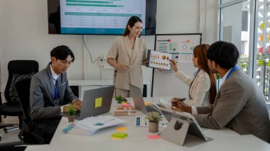 Girişimciler, şirketin çeşitli bölümlerinde, pazarlama, finans ve muhasebe departmanlarında beyin fırtınası yapmak ve sorunları çözmek için bir toplantı yapıyorlar.