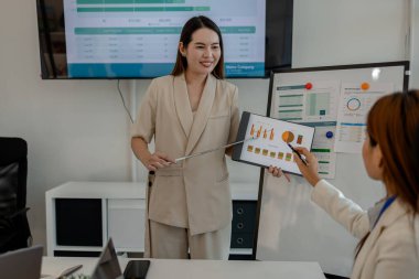 Girişimciler, şirketin çeşitli bölümlerinde, pazarlama, finans ve muhasebe departmanlarında beyin fırtınası yapmak ve sorunları çözmek için bir toplantı yapıyorlar.