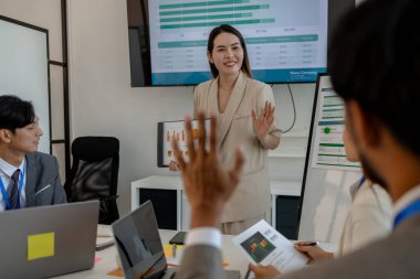 Girişimciler, şirketin çeşitli bölümlerinde, pazarlama, finans ve muhasebe departmanlarında beyin fırtınası yapmak ve sorunları çözmek için bir toplantı yapıyorlar.