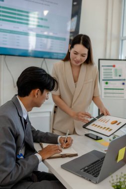 Girişimciler, şirketin çeşitli bölümlerinde, pazarlama, finans ve muhasebe departmanlarında beyin fırtınası yapmak ve sorunları çözmek için bir toplantı yapıyorlar.