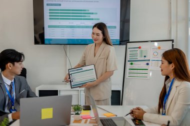 Girişimciler, şirketin çeşitli bölümlerinde, pazarlama, finans ve muhasebe departmanlarında beyin fırtınası yapmak ve sorunları çözmek için bir toplantı yapıyorlar.