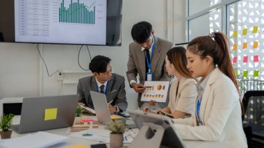 Girişimciler, şirketin çeşitli bölümlerinde, pazarlama, finans ve muhasebe departmanlarında beyin fırtınası yapmak ve sorunları çözmek için bir toplantı yapıyorlar.