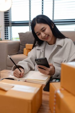 Girişimci, çevrimiçi ürün satıyor, çevrimiçi ürün satan küçük bir işletmesi var, Sme, odada bir sürü paket var, onun çevrimiçi deposunda çalışıyor.