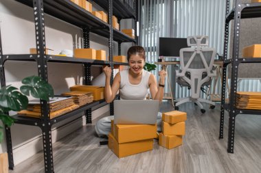 Küçük bir internet işletmesi sahibi, işi başarılı olduğu için kendini çok mutlu hissediyor. Girişimci, depo, paket, küçük işletme, neşe içinde olduğu süre zarfında neşesini gösteriyor.