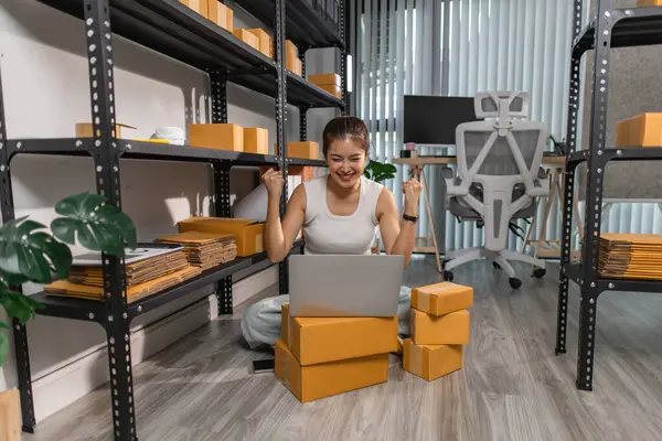 Küçük bir internet işletmesi sahibi, işi başarılı olduğu için kendini çok mutlu hissediyor. Girişimci, depo, paket, küçük işletme, neşe içinde olduğu süre zarfında neşesini gösteriyor.