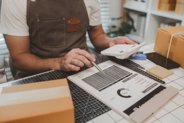 Packer, bir nakliye şirketinde bir odada çalışıyor. Girişimci, internette küçük eşyalar satan küçük bir işletme sahibi. Bir işadamı, nakliye şirketinde, paketinde, ürününde çalışıyor.