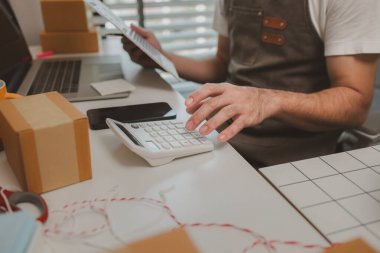 Girişimcinin kendi küçük internet şirketi vardır, işletme sahibi paketi müşteriye teslim etmeden önce kontrol eder, paket, ürün, küçük işletme, e-ticaret