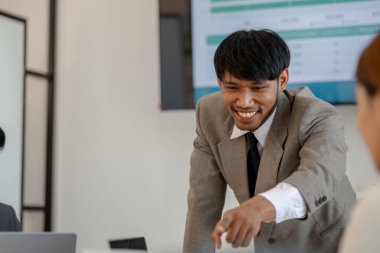 İş adamı özel bir ofiste çalışıyor, satış promosyon planlama personeli bir toplantıda sunum yapmak için bir plan yazıyor, şirket çalışma ortamı.,