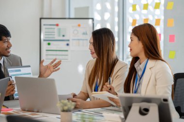 Pazarlama ve muhasebe bölümleri ile iş adamları arasındaki atmosfer, şirketin sorunlarına, finans, finans ve iş adamlarına çözüm bulmak için bir araya geliyorlar.