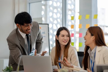 Pazarlama ve muhasebe bölümleri ile iş adamları arasındaki atmosfer, şirketin sorunlarına, finans, finans ve iş adamlarına çözüm bulmak için bir araya geliyorlar.