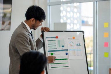 Pazarlama ve muhasebe bölümleri ile iş adamları arasındaki atmosfer, şirketin sorunlarına, finans, finans ve iş adamlarına çözüm bulmak için bir araya geliyorlar.