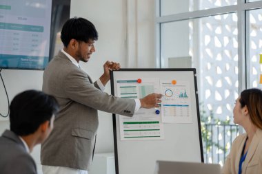 Pazarlama ve muhasebe bölümleri ile iş adamları arasındaki atmosfer, şirketin sorunlarına, finans, finans ve iş adamlarına çözüm bulmak için bir araya geliyorlar.