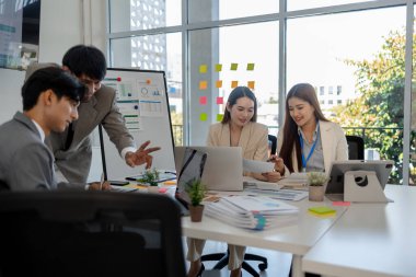 Girişimciler, şirketin çeşitli bölümlerinde, pazarlama, finans ve muhasebe departmanlarında beyin fırtınası yapmak ve sorunları çözmek için bir toplantı yapıyorlar.