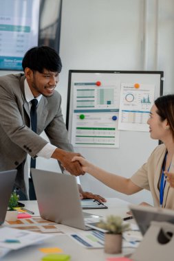 El sıkışma, pazarlama ve muhasebe bölümleri arasında birlikte çalışma ortamı, şirketin sorunlarına çözüm buldukları için el sıkışma, finans, finans, iş adamı