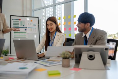 Girişimciler, şirketin çeşitli bölümlerinde, pazarlama, finans ve muhasebe departmanlarında beyin fırtınası yapmak ve sorunları çözmek için bir toplantı yapıyorlar.