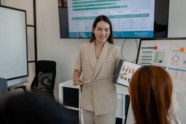 Girişimciler, şirketin çeşitli bölümlerinde, pazarlama, finans ve muhasebe departmanlarında beyin fırtınası yapmak ve sorunları çözmek için bir toplantı yapıyorlar.