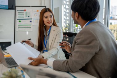 Girişimciler, şirketin çeşitli bölümlerinde, pazarlama, finans ve muhasebe departmanlarında beyin fırtınası yapmak ve sorunları çözmek için bir toplantı yapıyorlar.