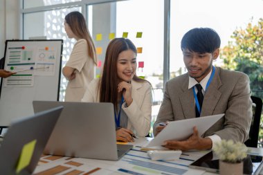 Girişimciler, şirketin çeşitli bölümlerinde, pazarlama, finans ve muhasebe departmanlarında beyin fırtınası yapmak ve sorunları çözmek için bir toplantı yapıyorlar.