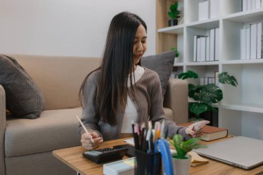 Bazı işlemler için kredi kartı kullanıyor, kredi kartı ya da banka kartıyla ödeme yapıyor, doğru mali durum kredi kartı ve finans ile uygundur