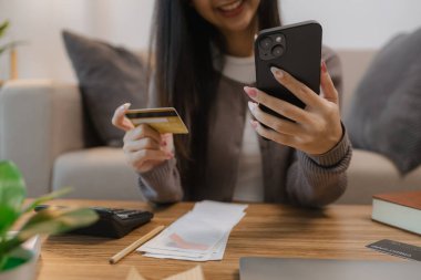 Bazı işlemler için kredi kartı kullanıyor, kredi kartı ya da banka kartıyla ödeme yapıyor, doğru mali durum kredi kartı ve finans ile uygundur